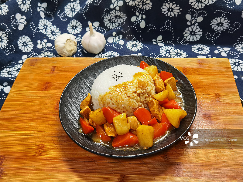 咖喱鸡饭。家庭自制健康美食。图片素材