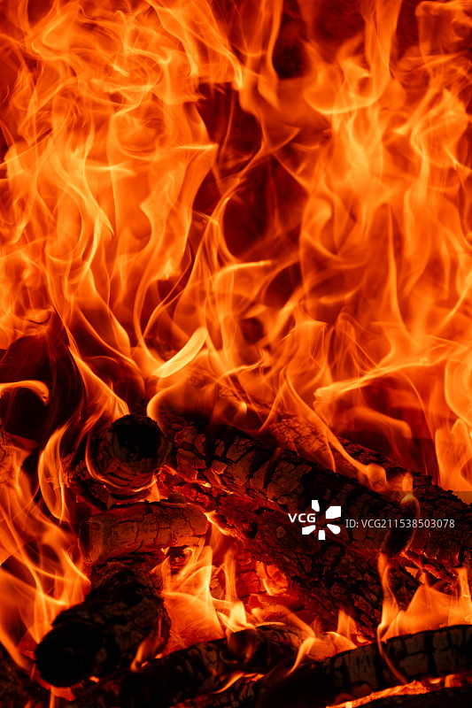 篝火上的火焰特写镜头图片素材