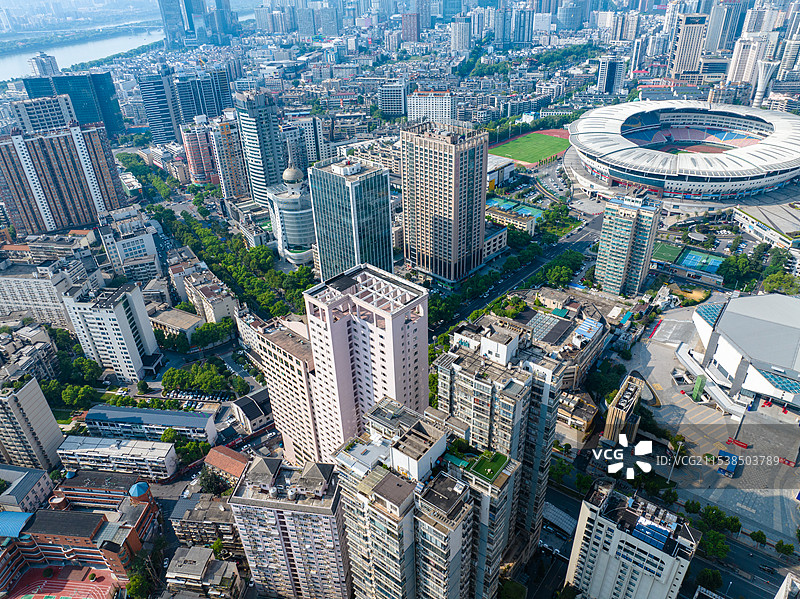 蓝天白云下，航拍长沙贺龙体育中心、运动馆，城市地标建筑，IFS国金中心，清新明亮意境图片素材