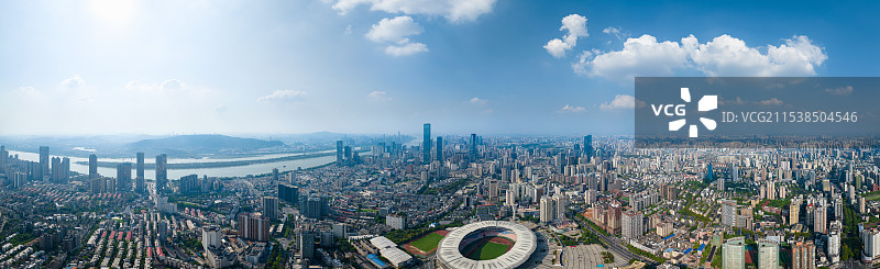 蓝天白云下航拍长沙贺龙体育中心、运动馆，高楼大厦、城市地标建筑，IFS国金中心，全景图，清新明亮意境图片素材