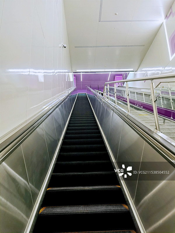 地铁站里的扶梯电梯图片素材