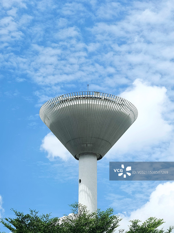 晴天下的水塔图片素材