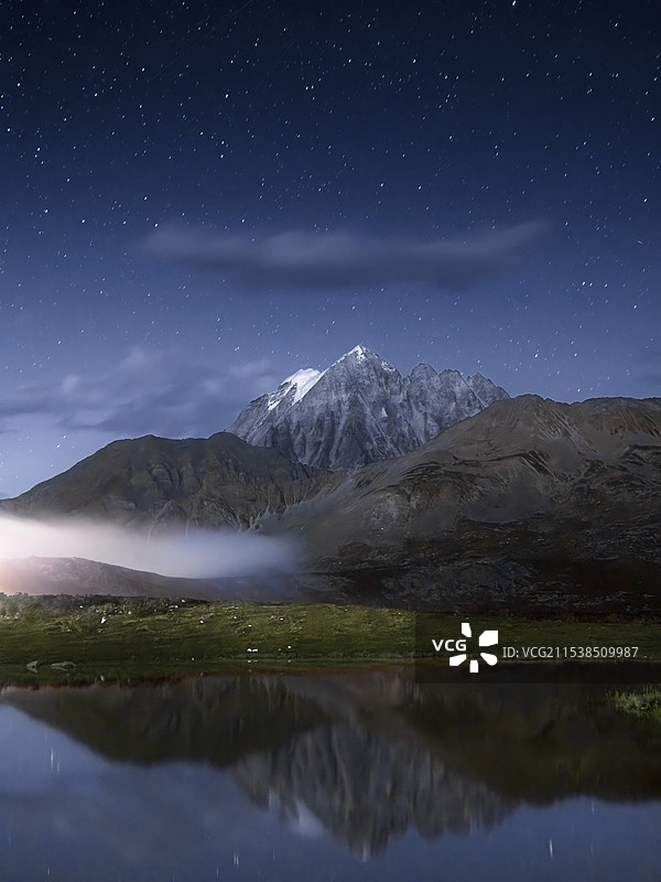 静谧星空下的雅拉雪山图片素材