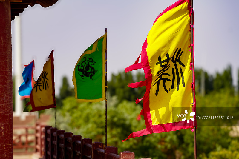 挂在墙上的旗帜的低角度视图图片素材