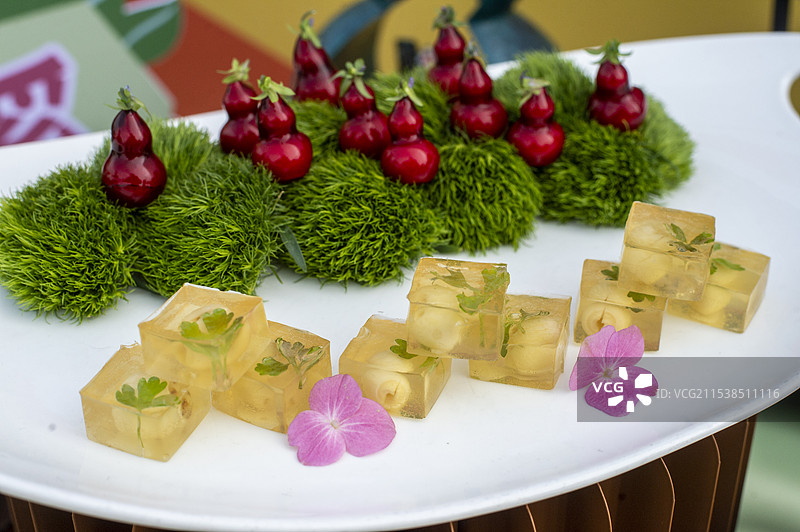 莲莲有喜图片素材