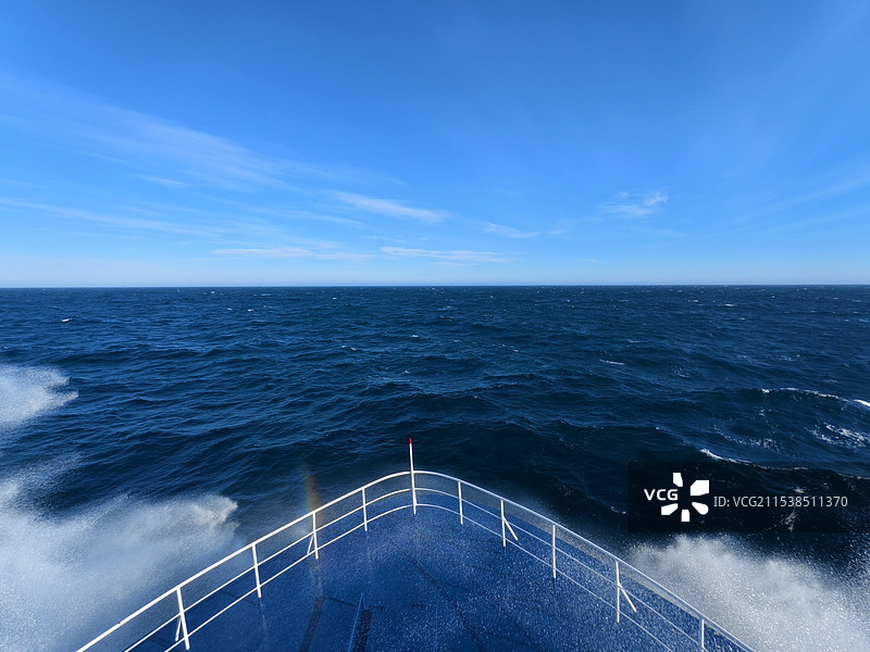 德雷克海峡船头大浪图片素材