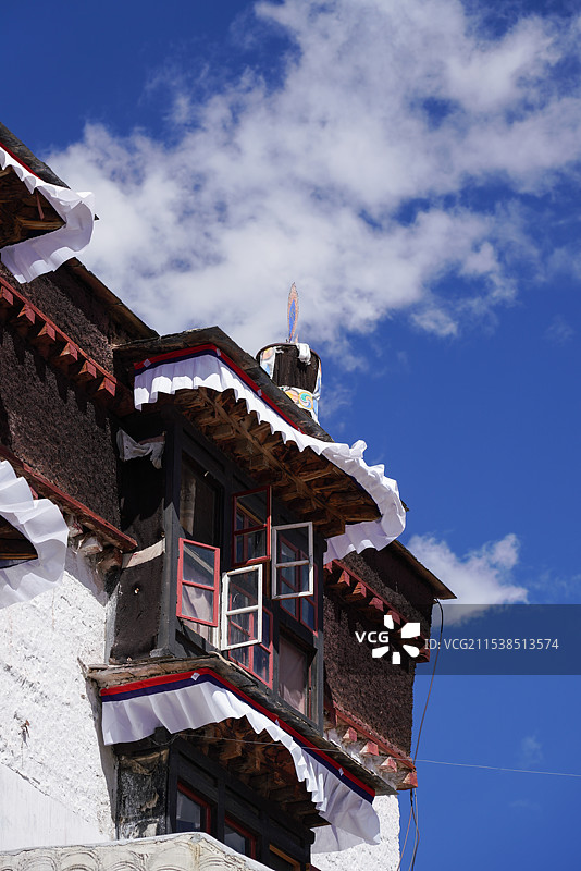 西藏日喀则扎什伦布寺，藏传佛教建筑低视角特写图片素材