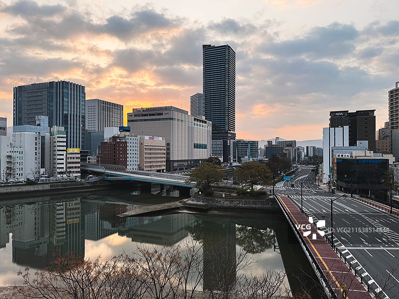 日出时分的日本广岛城市街道建筑物与河流图片素材