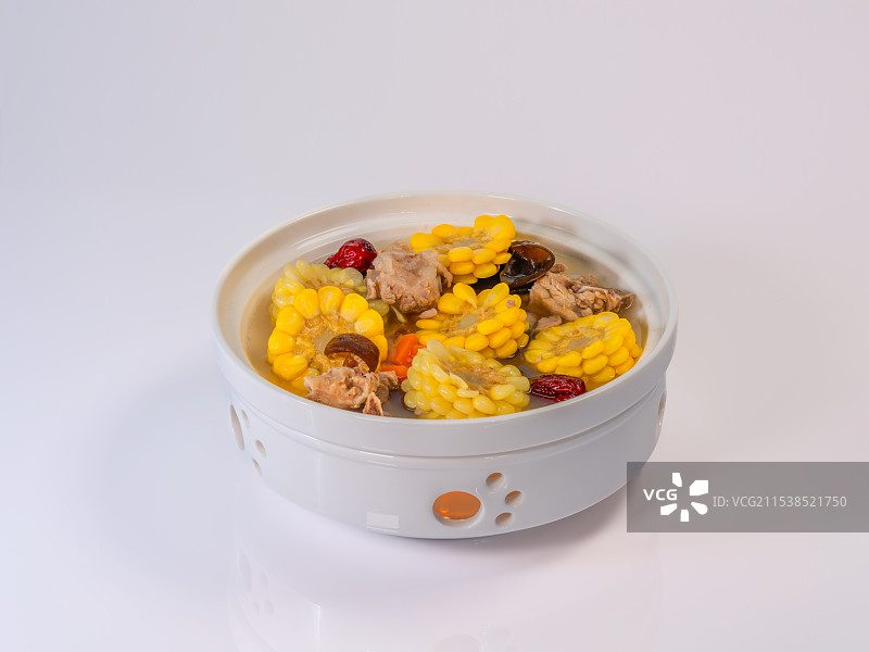 玉米、红枣、木耳、胡萝卜炖排骨汤图片素材