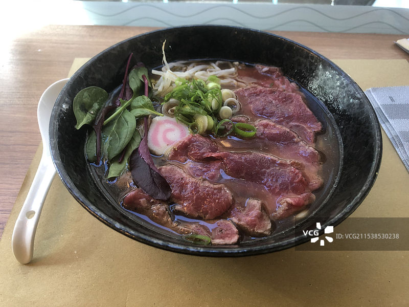 意大利米兰的一碗牛肉面图片素材