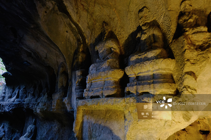 杭州飞来峰造像罗汉坐像图片素材