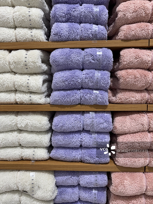 服装店内待售的摇粒绒抓绒外套的特写镜头图片素材