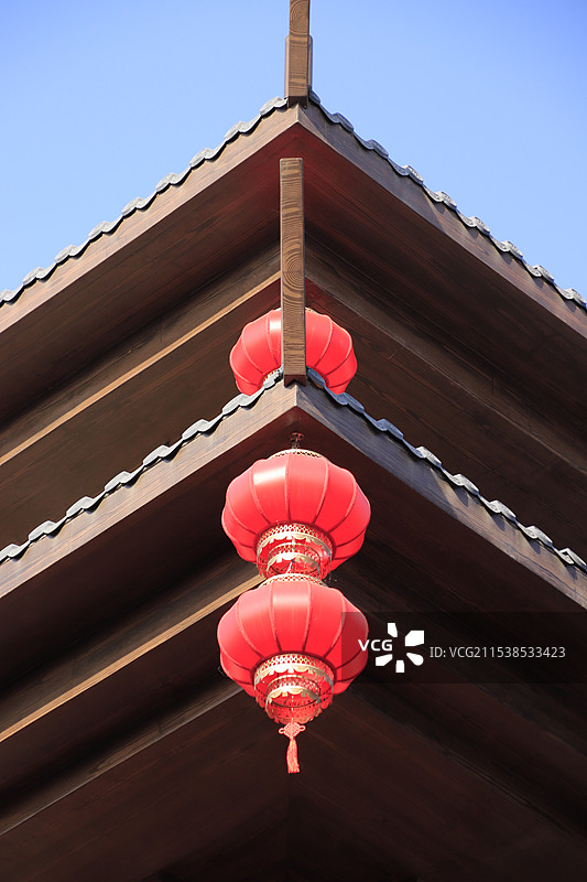 蓝天衬托下建筑飞檐的红灯笼2图片素材