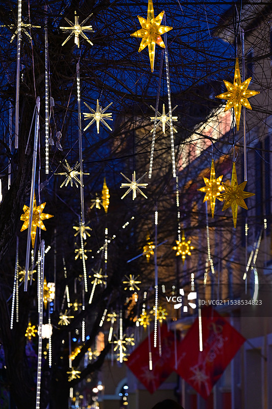 石家庄北国奥特莱斯树上挂满了亮晶晶的装饰小星星，圣诞节氛围感拉满图片素材