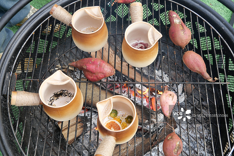 冬日户外火炉上的罐罐烤奶茶烤红薯围炉煮茶图片素材