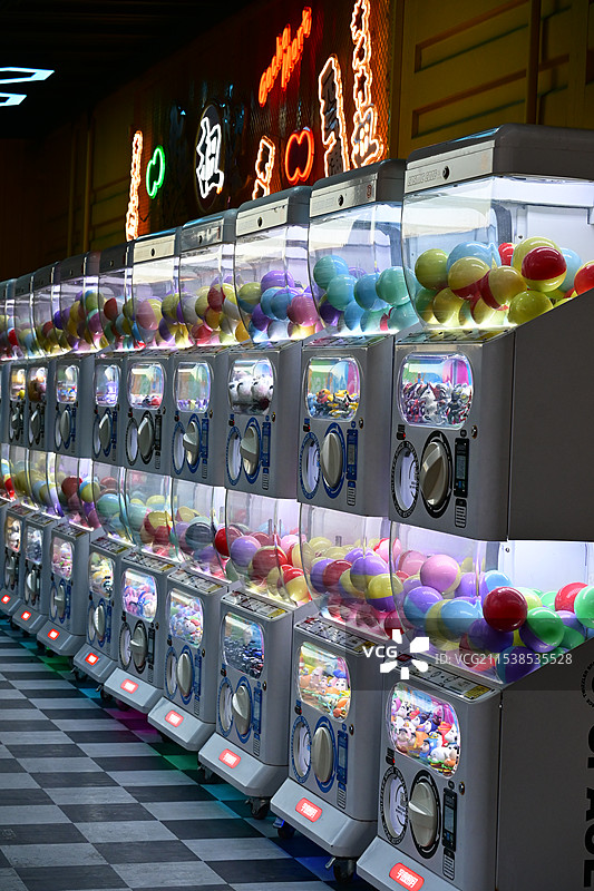 一排整整齐齐的扭蛋盲盒自助售卖机图片素材