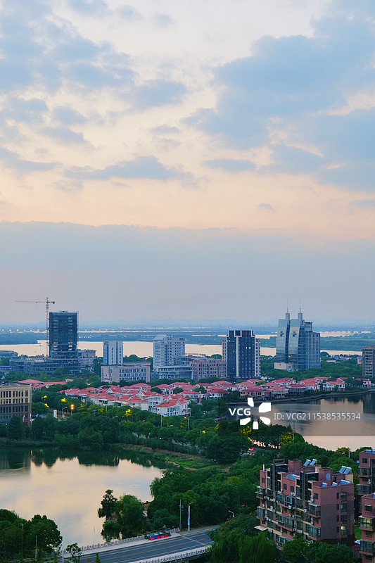 江苏省苏州市吴江区汾湖高新区俯瞰风光管委会大楼入镜图片素材