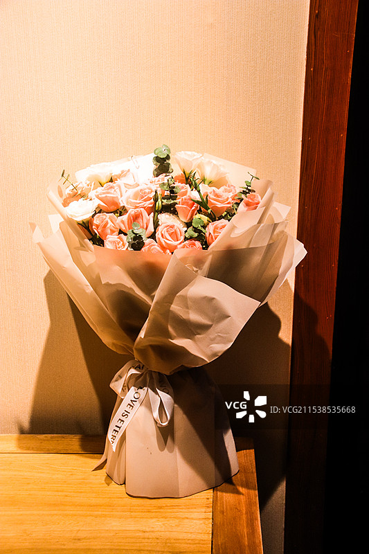 灯光下的鲜花花束图片素材