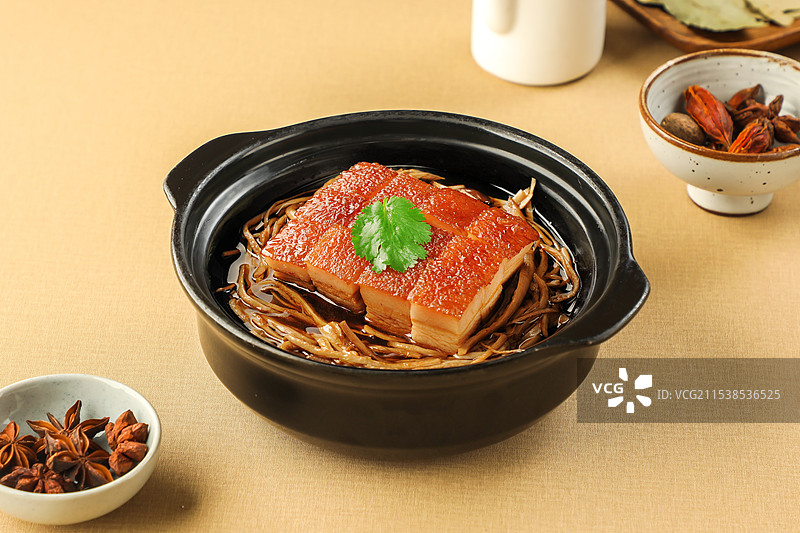 砂煲干豆角红烧肉图片素材