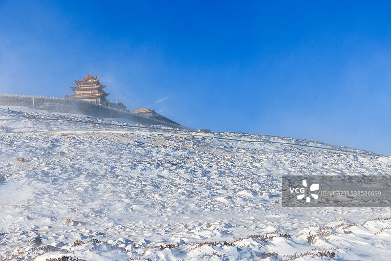 山西忻州五台山中台翠岩峰演教寺雪景图片素材