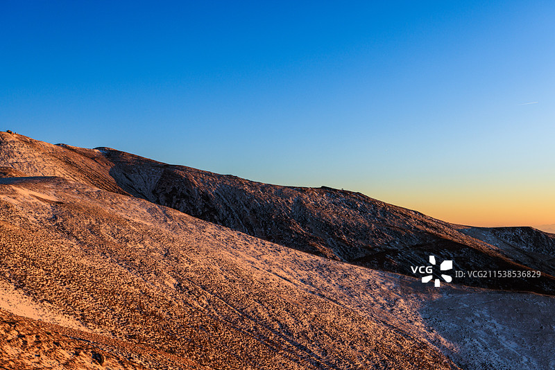 山西忻州五台山北台叶斗峰灵应寺与华北屋脊日出晨光雪景图片素材