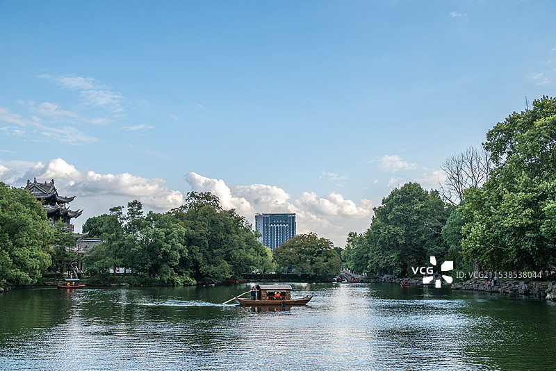 台州临海东湖 云层透光 蓝天白云 湖边的亭子 平静的湖面图片素材