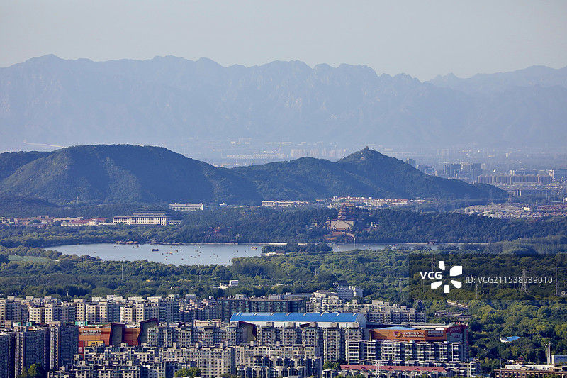远眺颐和园佛香阁在背景雄伟山峦衬托下古今建筑错落有致图片素材