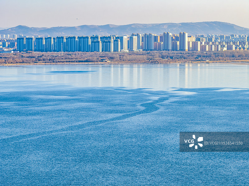 湖对岸的城市图片素材