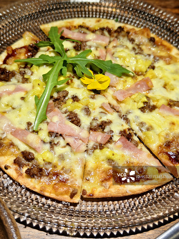 桌上披萨的特写镜头图片素材
