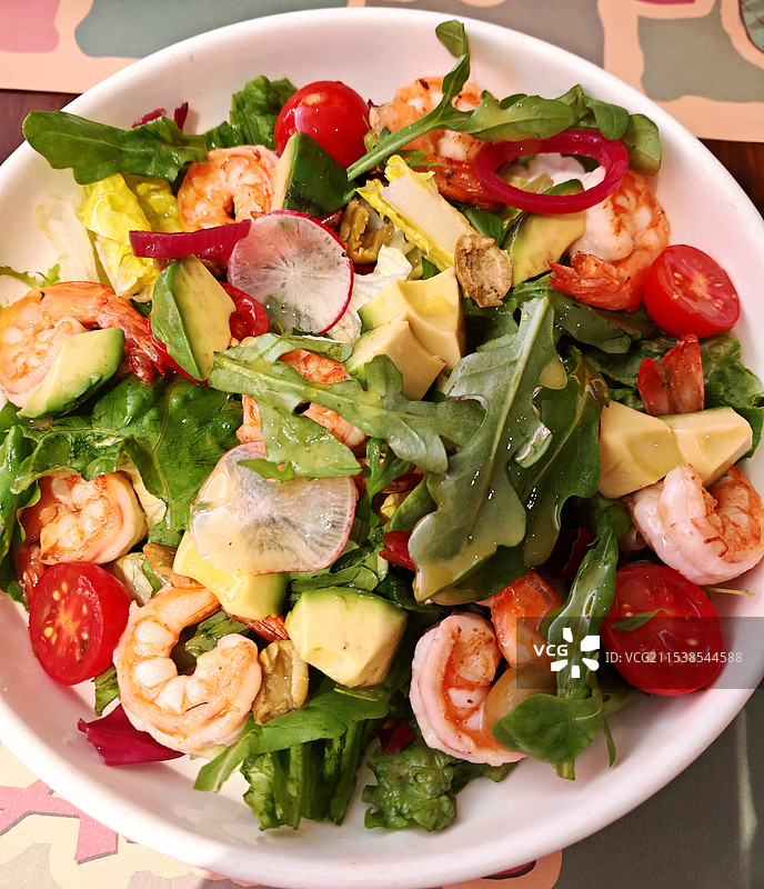 碗中沙拉的高角度视图图片素材
