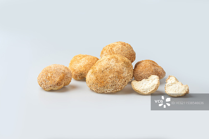 孤立在白色背景上的土特产干货食用野生菌猴头菇高清特写图片素材