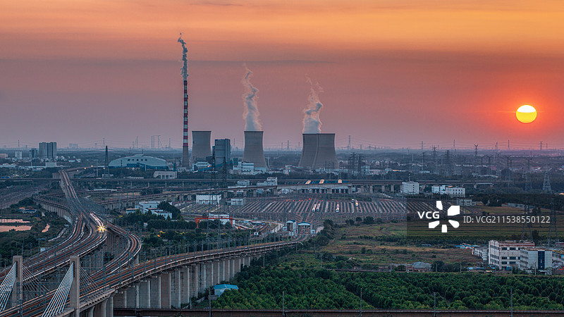 天津西青区工业风与高铁，落日同框杨柳青发电厂与行驶高铁，静停高铁形成对比，那种宁静与力量并存画面。图片素材