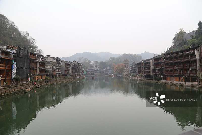 凤凰古城沱江两岸的景色图片素材