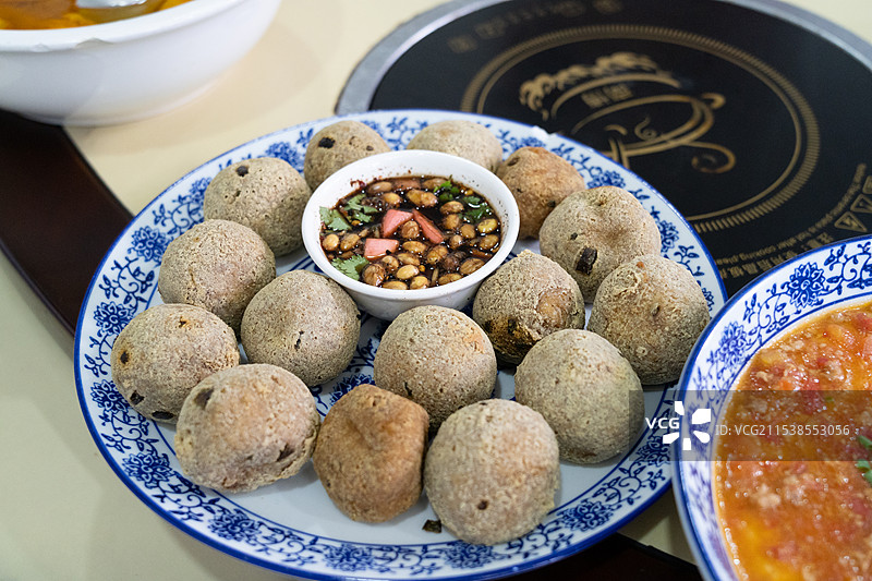 贵州特色美食豆腐圆子和蘸料图片素材