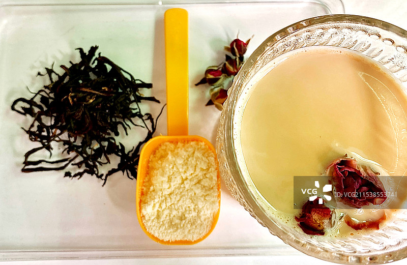 中式养生茶饮--玫瑰奶茶和原料图片素材
