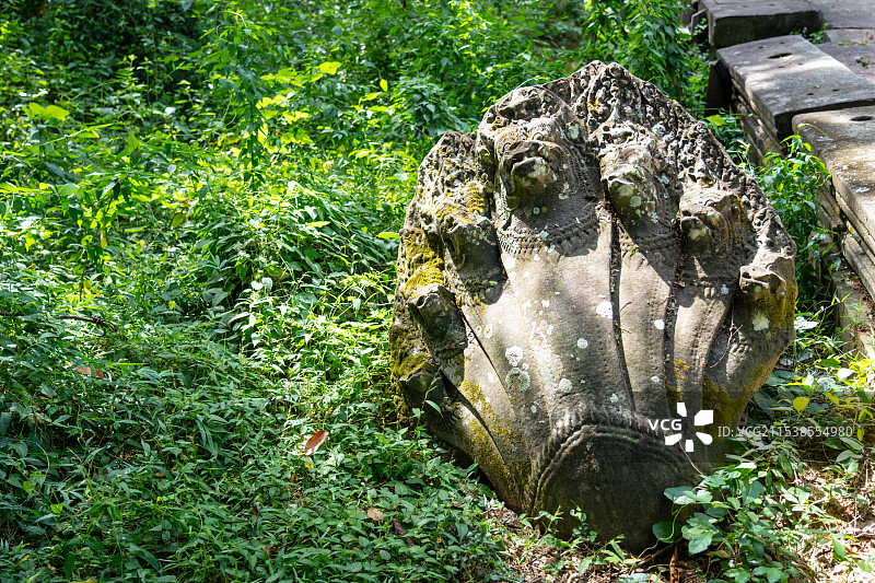 柬埔寨崩密列中的那伽蛇神雕塑图片素材