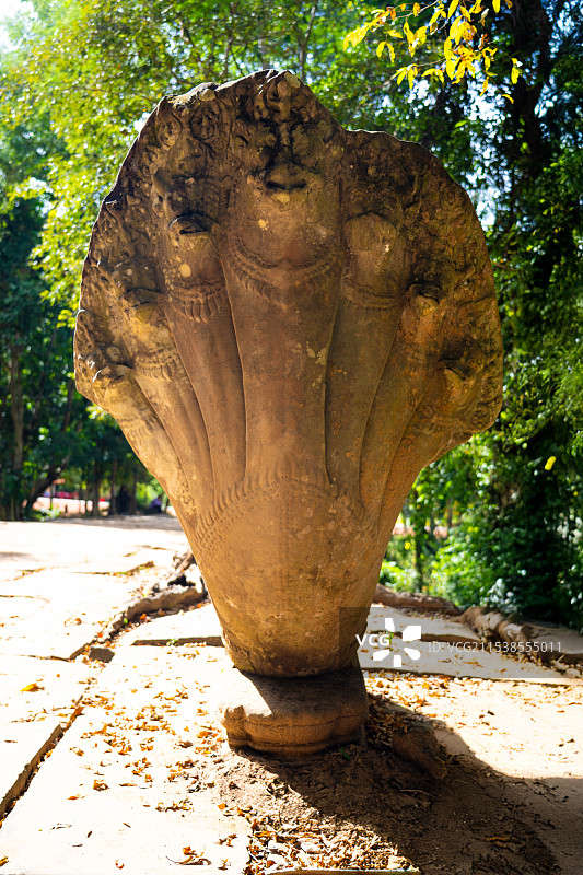 柬埔寨崩密列中的那伽蛇神雕塑图片素材