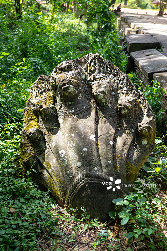 柬埔寨崩密列中的那伽蛇神雕塑图片素材