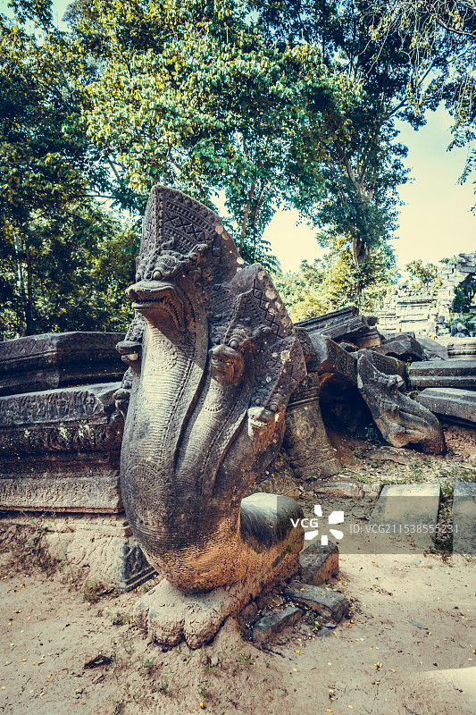 柬埔寨崩密列中的那伽蛇神雕塑图片素材