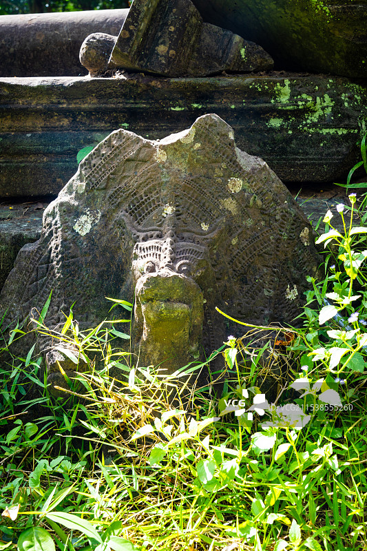 柬埔寨崩密列中的那伽蛇神雕塑图片素材
