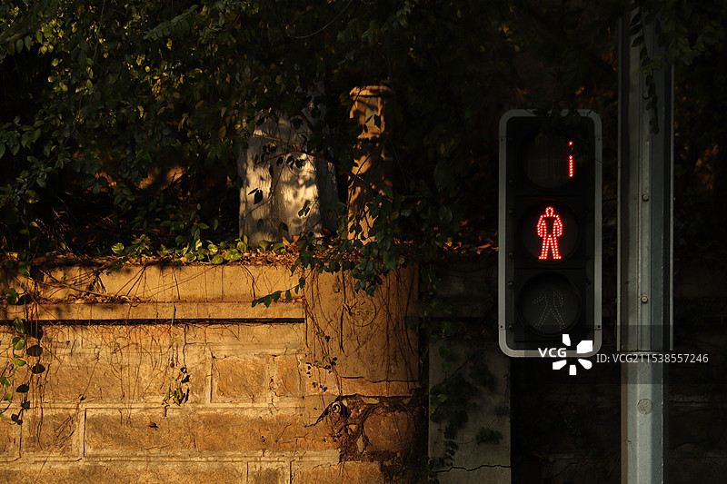 黄昏道路信号灯特写图片素材