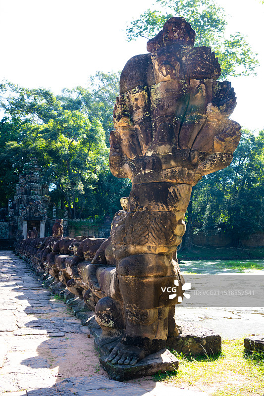 柬埔寨暹粒圣剑寺中的蛇神那伽雕塑图片素材