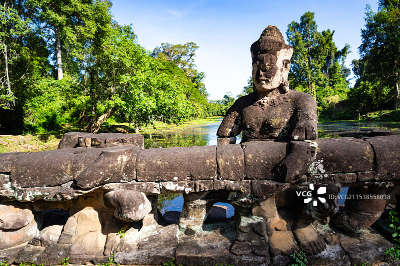 柬埔寨圣剑寺中搅动乳海拔河雕塑图片素材