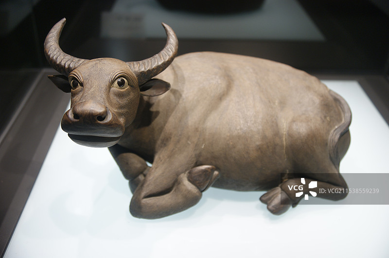 石湾窑“霍津”款牛，清代，陶瓷，广东省博物馆展览的文物图片素材