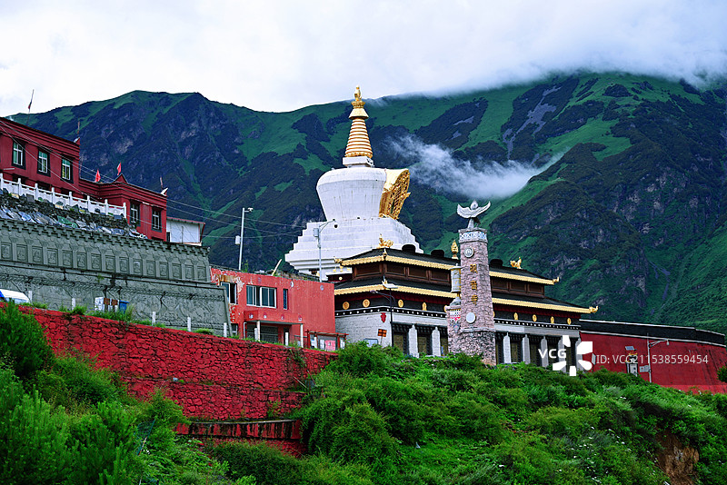 云上的川西观音寺一隅图片素材