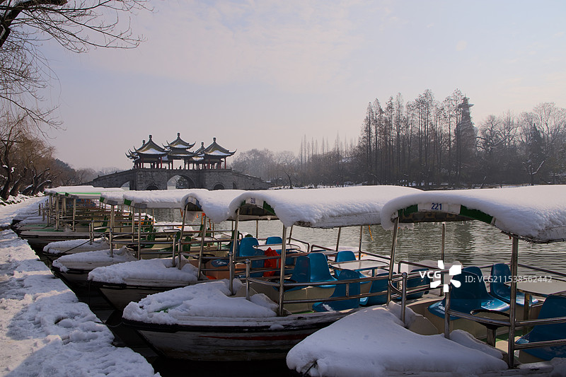 冬天雪后的扬州瘦西湖图片素材