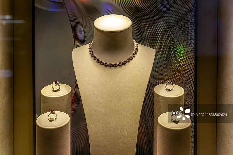 商场橱窗内的珠宝首饰图片素材