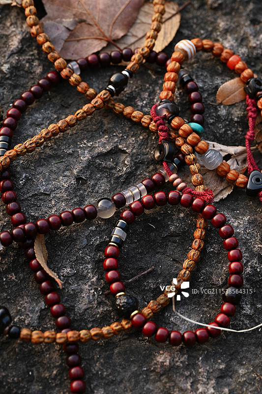 桌上文玩手串的高角度视图图片素材