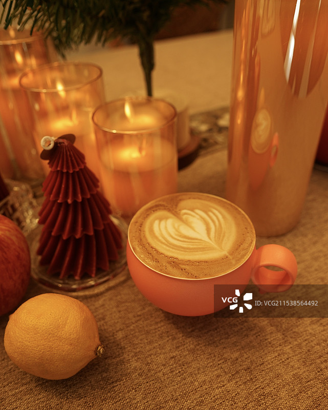 庆祝温暖圣诞 氛围感咖啡拿铁图片素材
