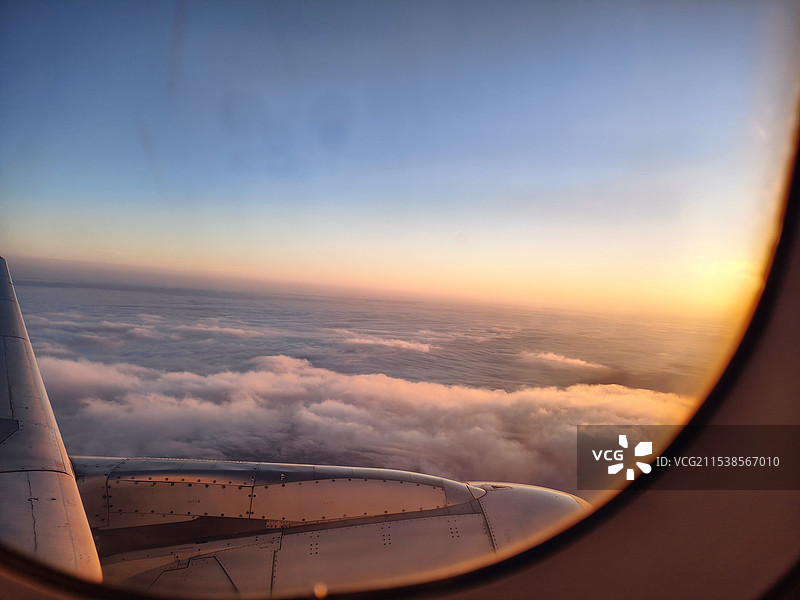 飞机上的夕阳视角图片素材